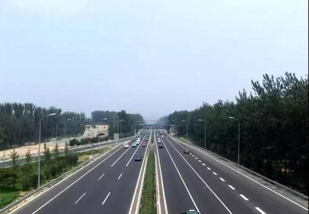 中止性踩油门的操作，，，能让我们在行驶时省油吗？