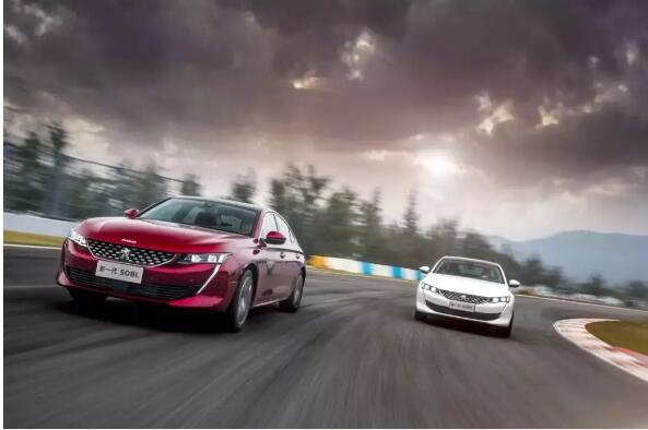 路面是黄虚线时 超车要注重什么！